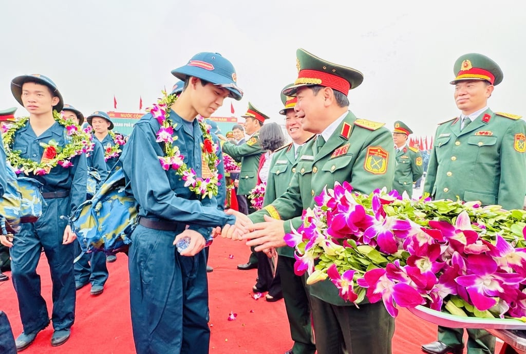 Senior Lieutenant General Le Huy Vinh, member of the Party Central Committee, member of the Central Military Commission, Deputy Minister of National Defense, presented flowers and congratulated new recruits on their enlistment.