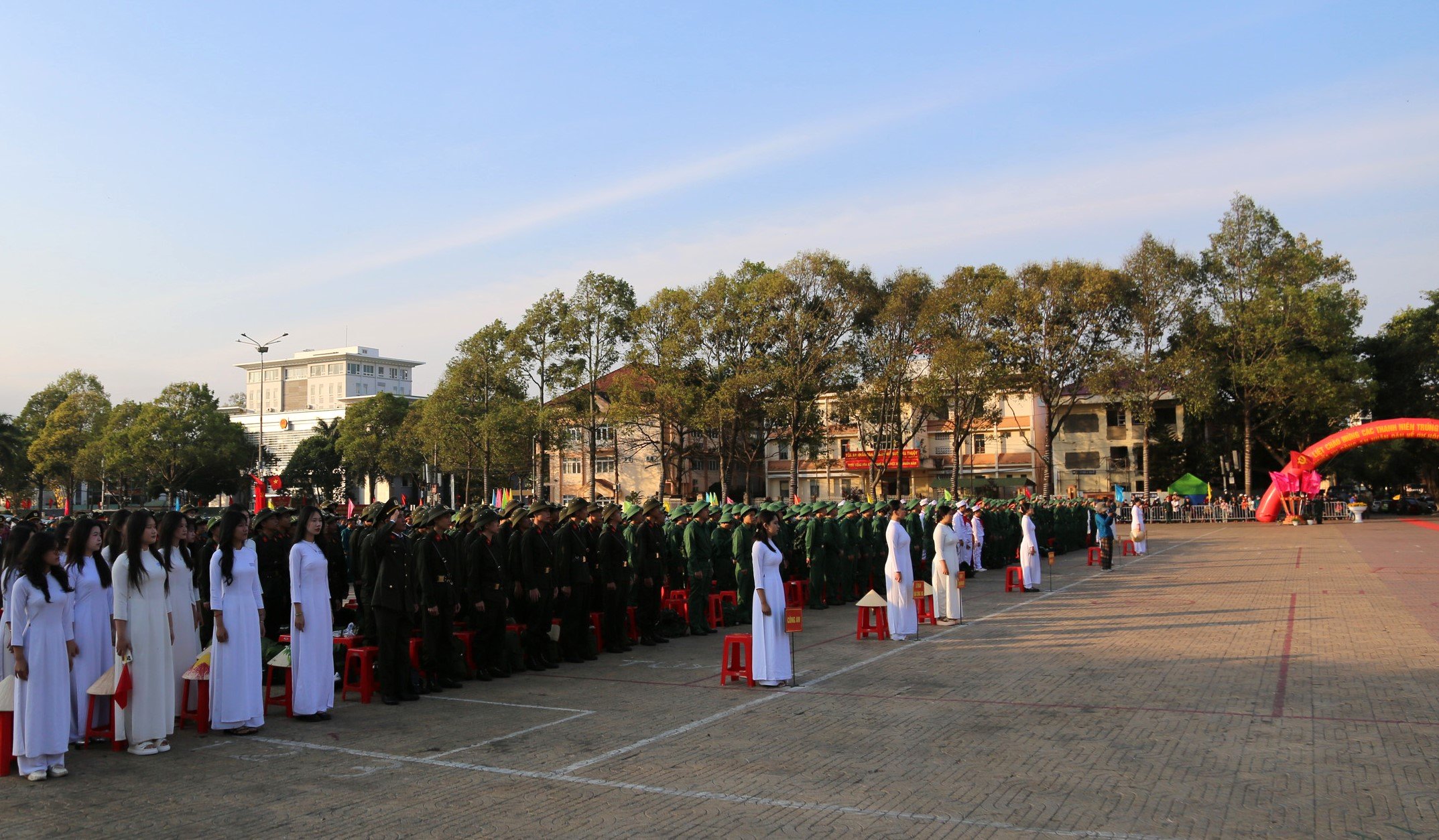 Stadtjugend Buon Ma Thuot tritt begeistert der Armee bei