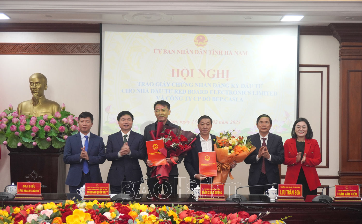 UBND tỉnh trao Giấy Chứng nhận đầu tư cho Công ty TNHH Công nghệ Red Board Việt Nam và Công ty cổ phần đồ bếp Casla