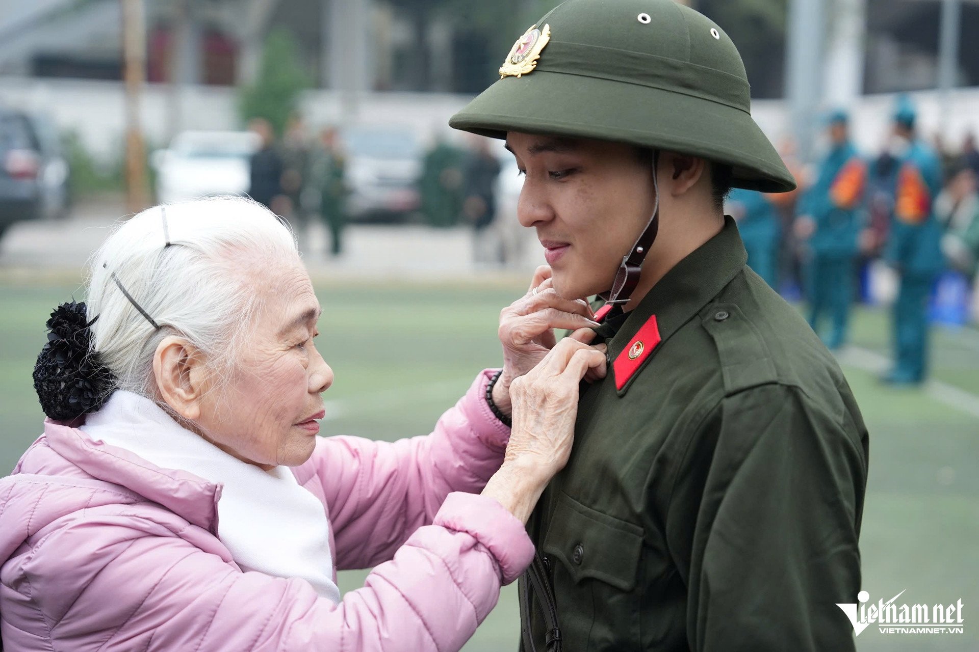 Abuela de 90 años despide a su nieto que se une a las Fuerzas de Seguridad Pública del Pueblo