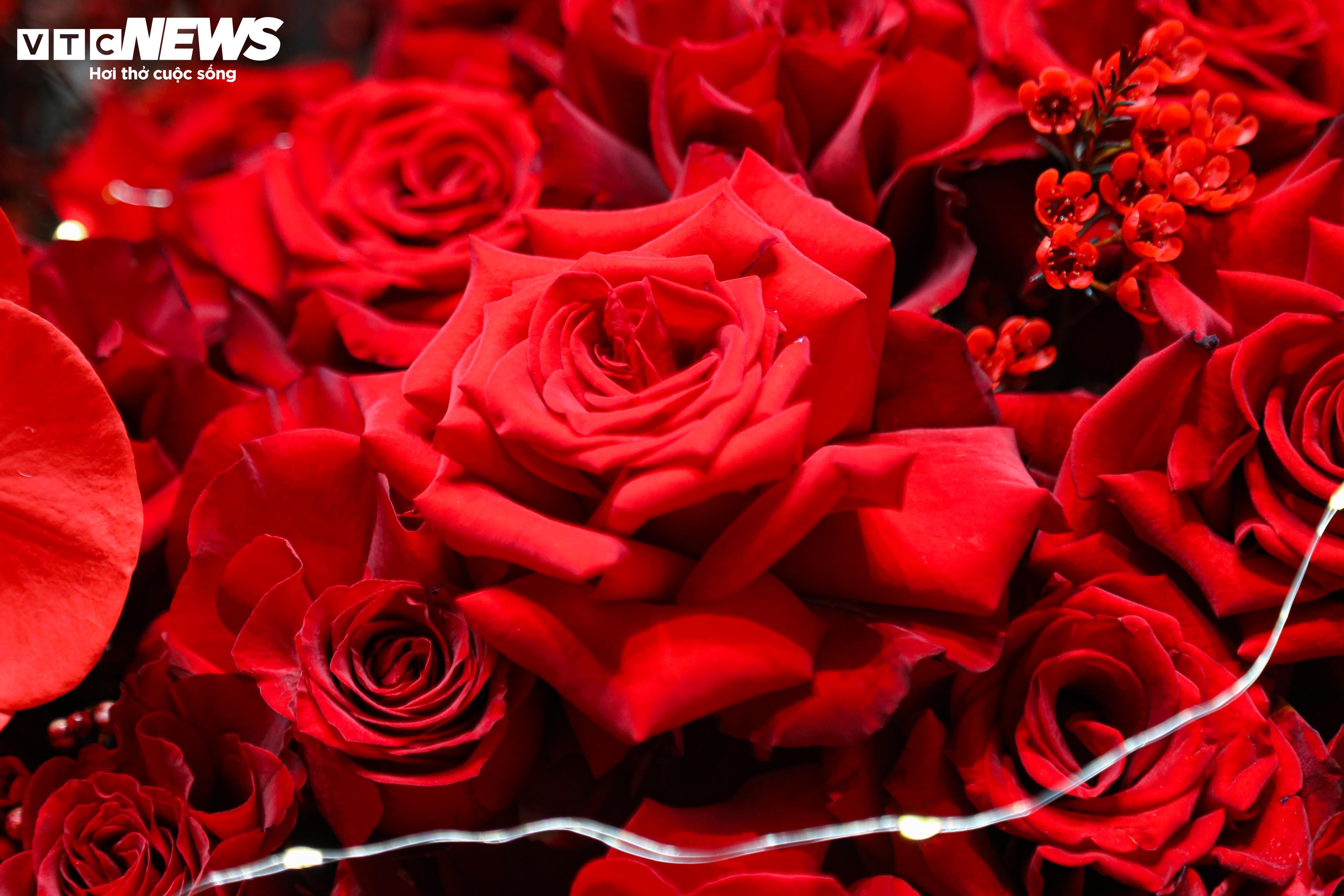 15 million VND for a bouquet of roses on Valentine's Day, rich customers still pay to buy