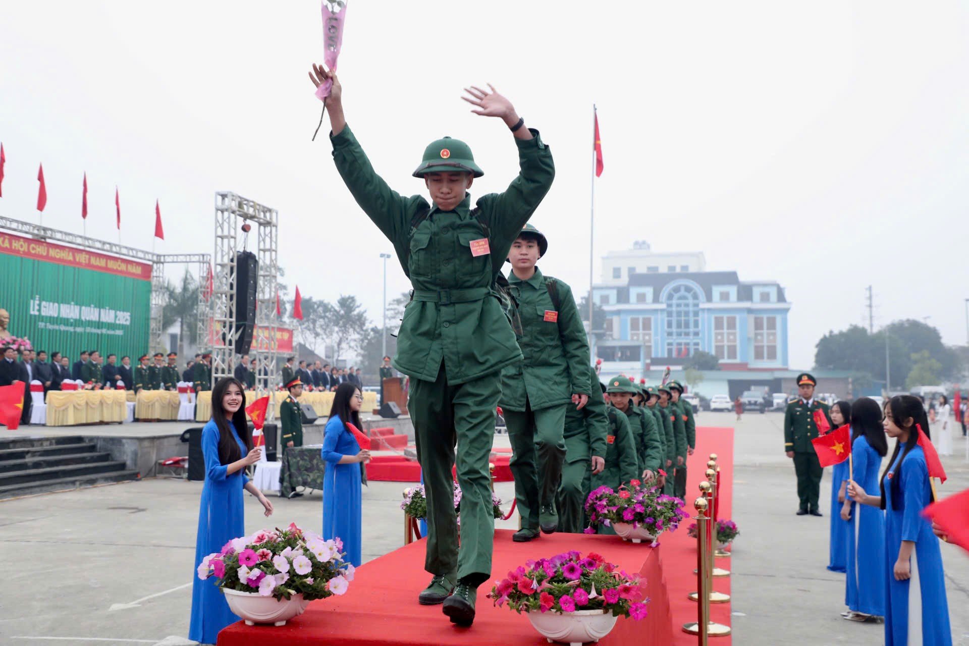 Молодым людям, идущим в армию, нужно усердно учиться, тренироваться и рисовать флаг «Решимость бороться и побеждать» фото 14