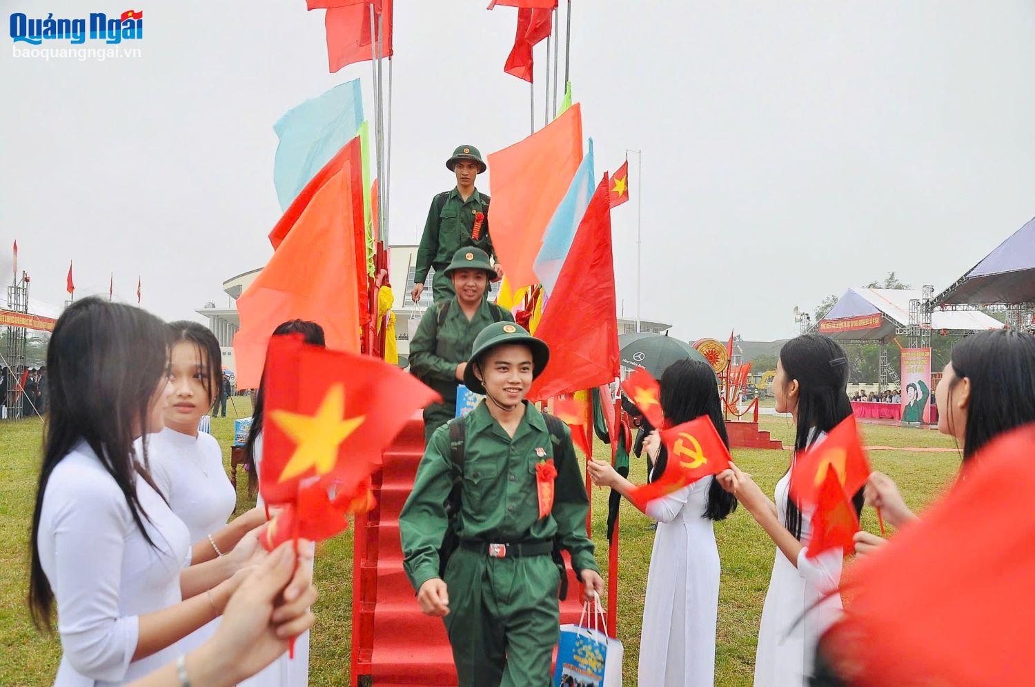 Các tân binh huyện Bình Sơn hăng hái bước qua cầu vinh quang lên đường nhập ngũ. 