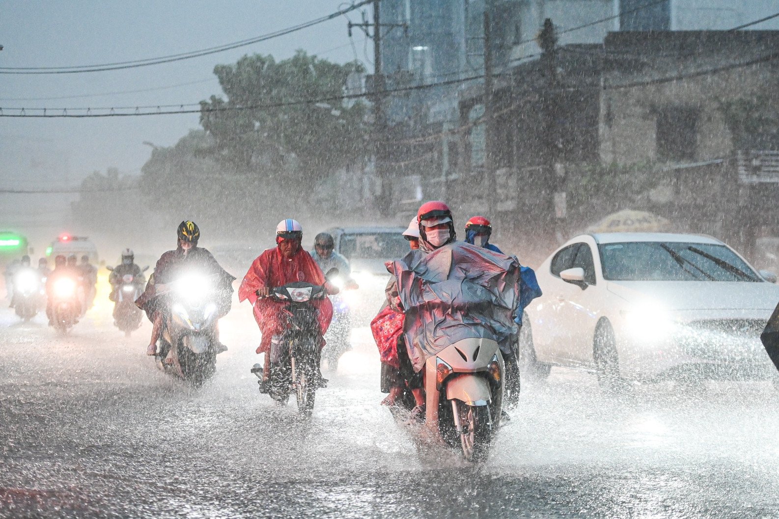 Tropical depression likely to form in southern sea, Ho Chi Minh City has unseasonal rain