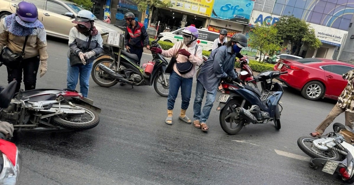 De l'huile s'est répandue sur la route à des centaines de mètres, provoquant la chute du motard sur le visage.