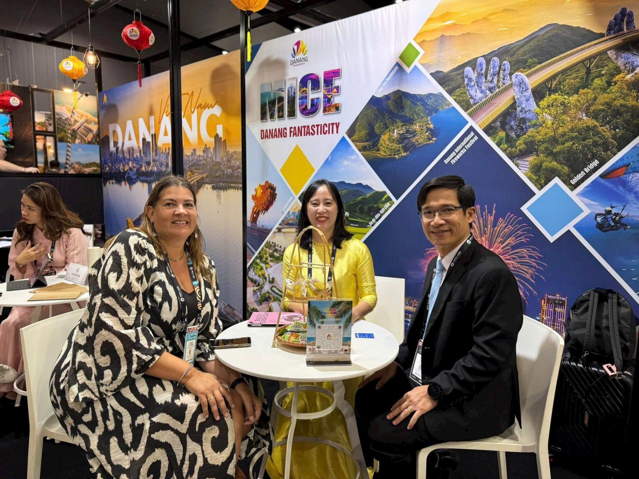 El Departamento de Turismo de Da Nang recibe e intercambia información con socios internacionales en la feria AIME 2025. Foto: Proporcionada por el Departamento de Turismo de Da Nang