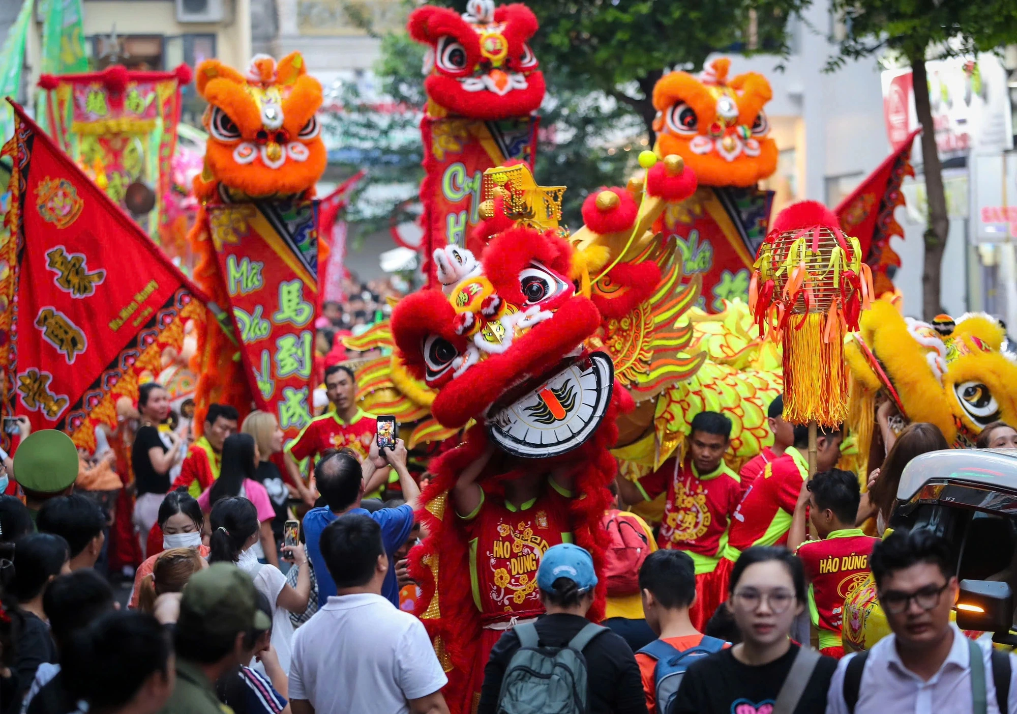 Tausende Menschen versammelten sich in Cho Lon, um der Tet Nguyen Tieu-Parade beizuwohnen.