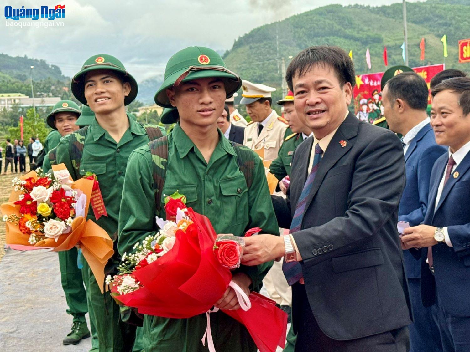 Uỷ viên Ban Thường vụ Tỉnh uỷ, Phó Chủ tịch Thường trực HĐND tỉnh Nguyễn Cao Phúc tặng hoa, chúc mừng tân binh. Ảnh: T.NHỊ