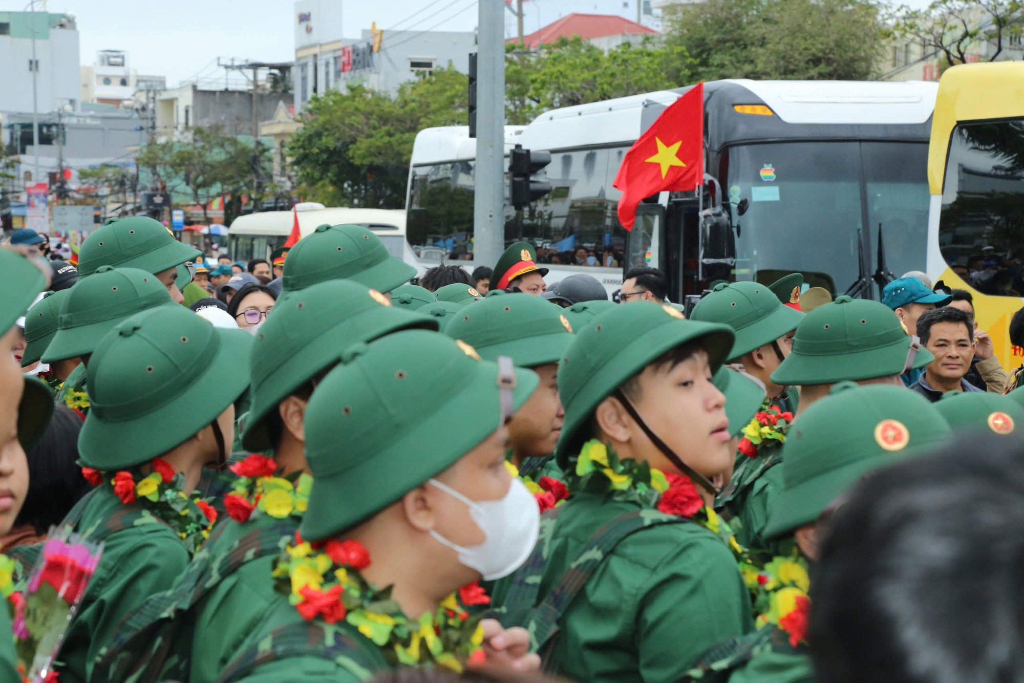 Thanh niên Quân khu 5 đội mũ cối, khăn rằn qua cầu vinh quang trong tiếng hò reo - Ảnh 3.