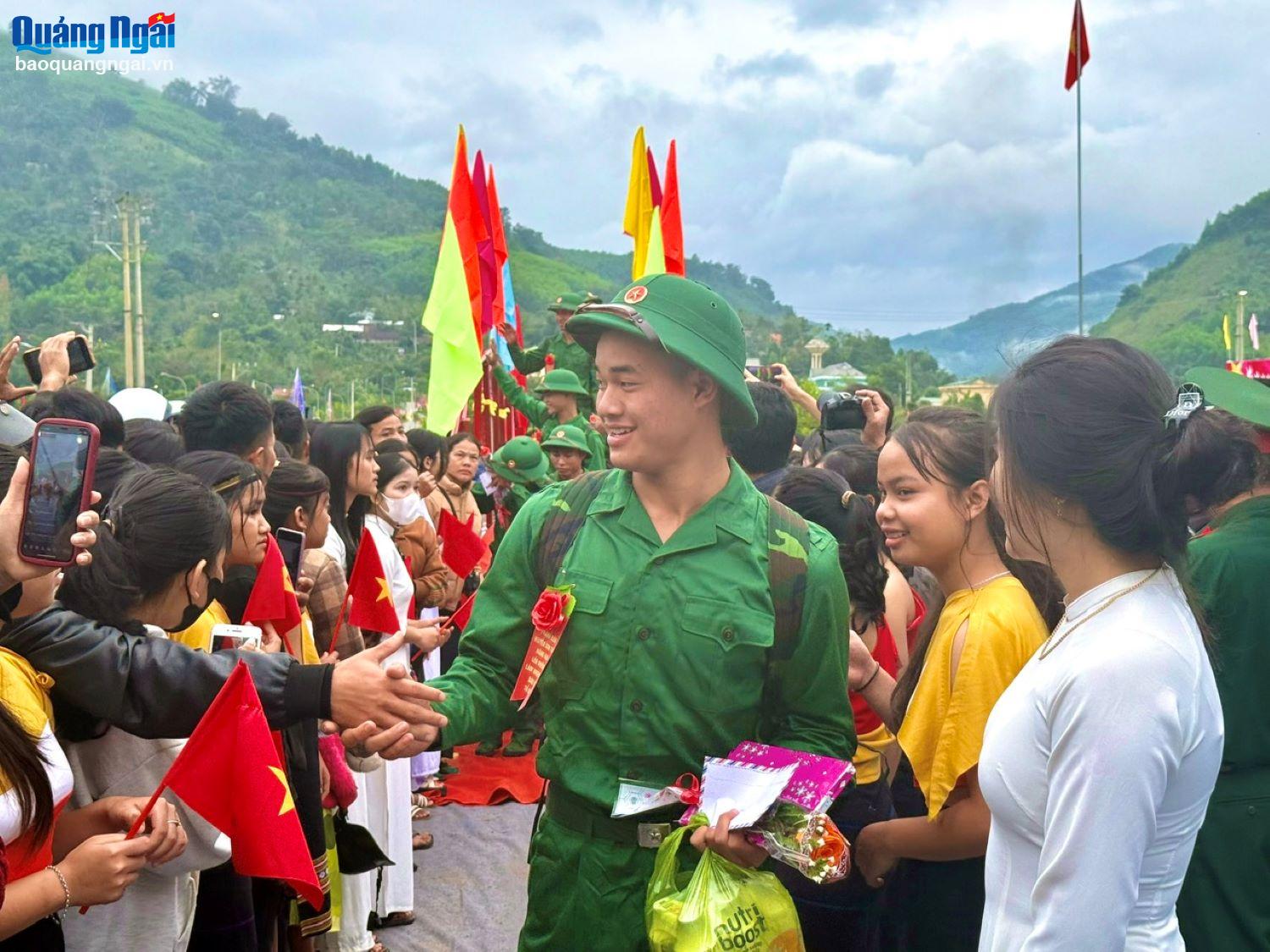 Người dân Sơn Tây tiễn đưa thanh niên địa phương lên đường nhập ngũ. Ảnh: T.NHỊ