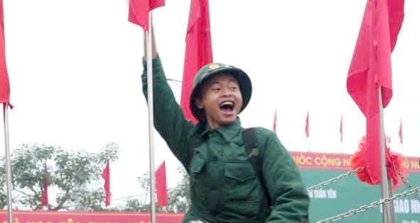 Los jóvenes que se incorporan al ejército deben estudiar mucho, practicar y pintar la bandera: “Determinación para luchar, determinación para ganar”.