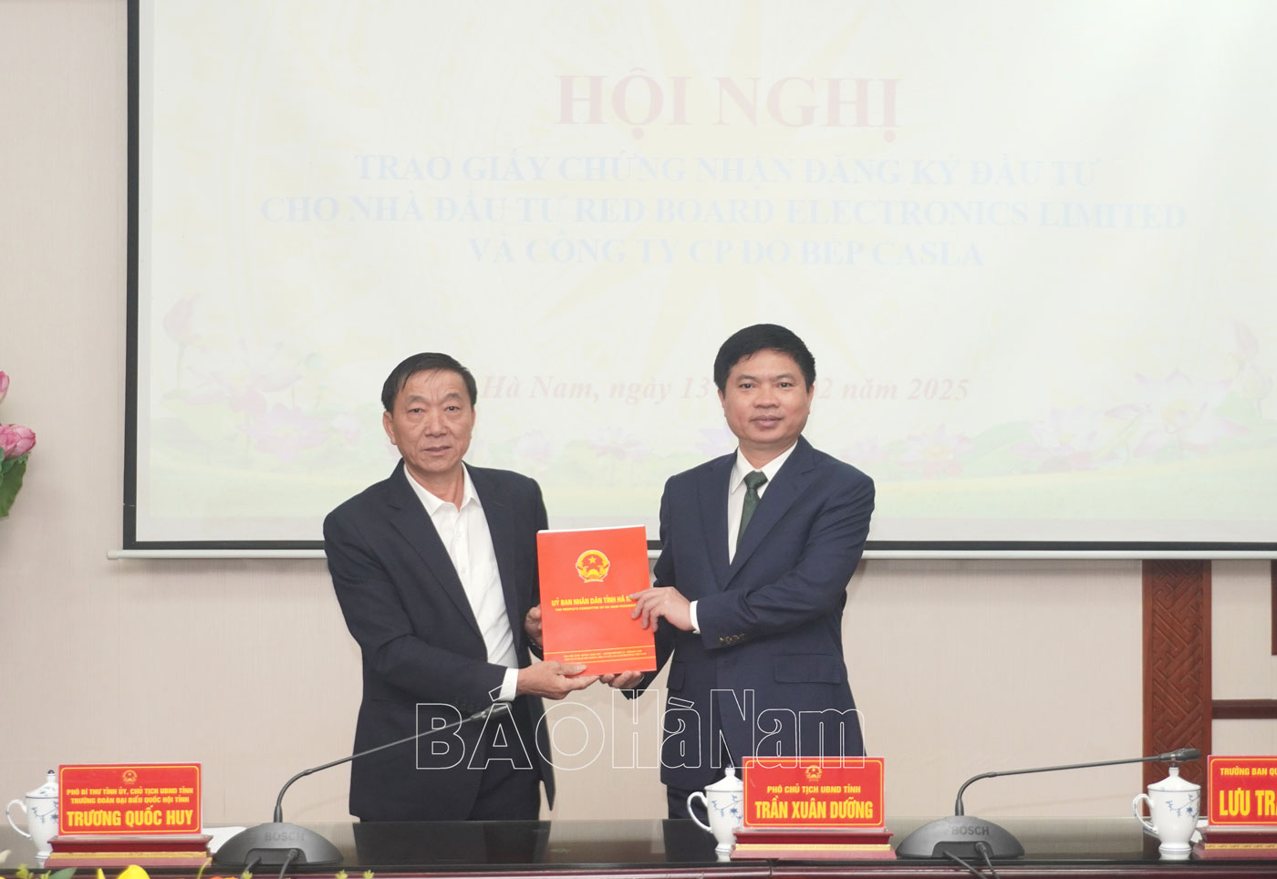 UBND tỉnh trao Giấy Chứng nhận đầu tư cho Công ty TNHH Công nghệ Red Board Việt Nam và Công ty cổ phần đồ bếp Casla