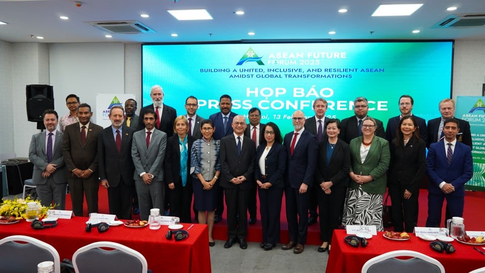 Pham Thu Hang, porte-parole du ministère des Affaires étrangères du Vietnam, et Trinh Minh Manh, directeur par intérim de l'Institut d'études stratégiques de l'Académie diplomatique, ont pris une photo avec des délégués étrangers lors de la conférence de presse pour l'organisation de l'AFF 2025. Photo : Viet Anh