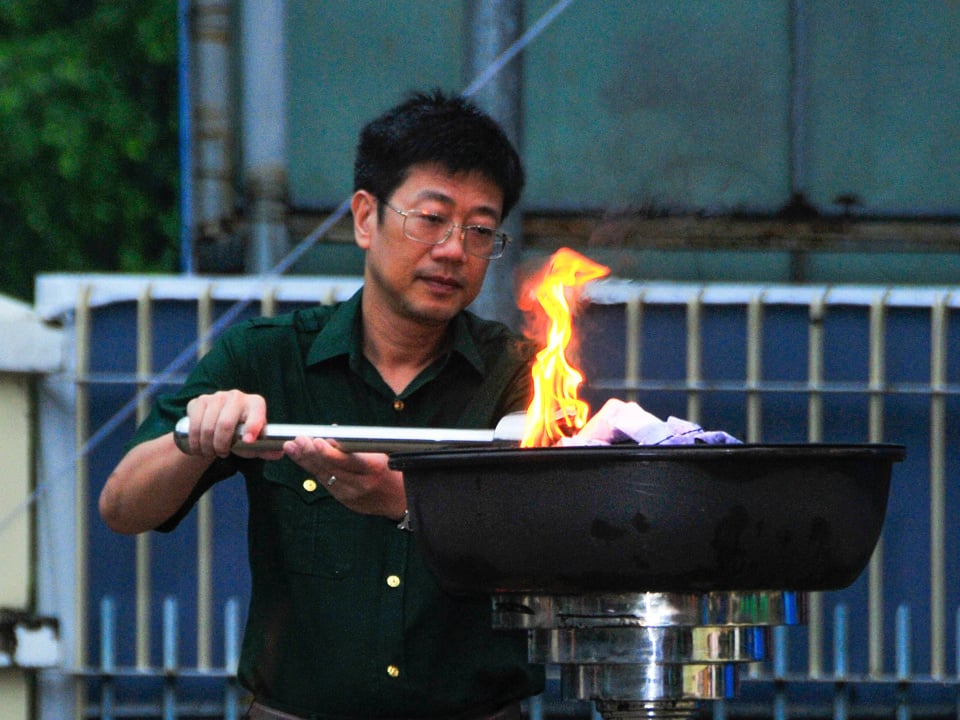 Tran Thanh Tung, Parteisekretär des 8. Bezirks, entzündet die traditionelle Fackel, die die Stärke der Jugend des 8. Bezirks symbolisiert. Foto: Tan Tien.