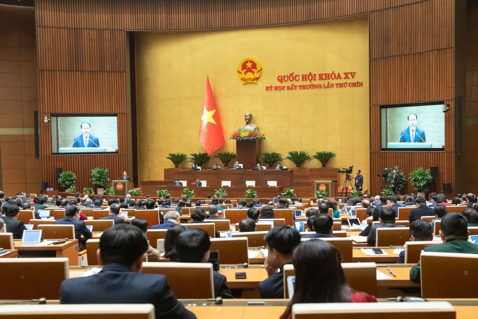 Escena de la sesión de trabajo en la mañana del 12 de febrero - Foto: Quochoi.vn