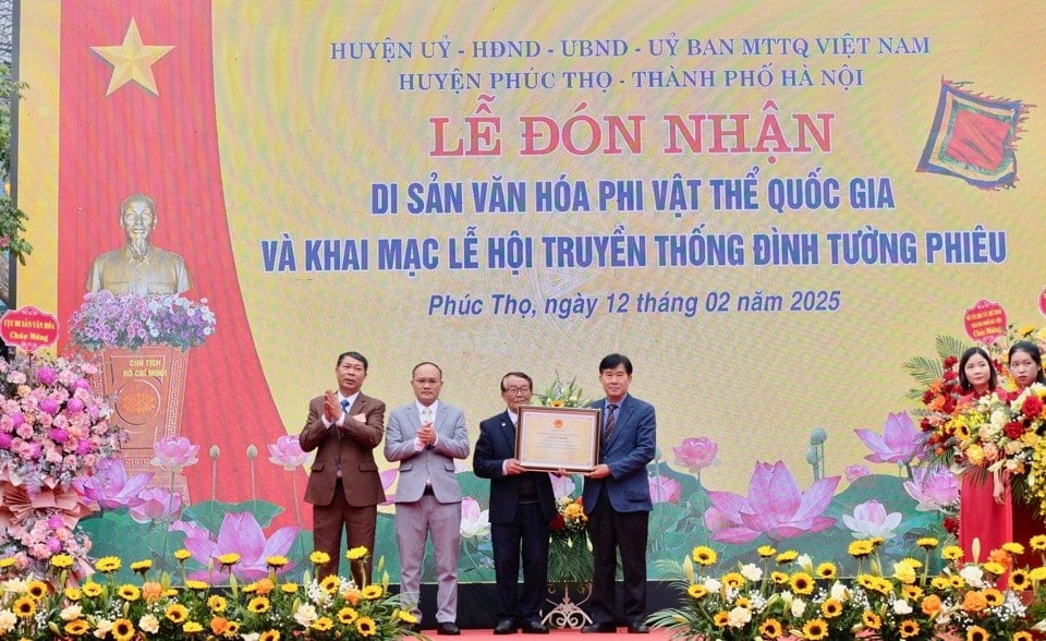 Phuc Tho district receives national intangible cultural heritage "Tuong Phieu communal house festival"