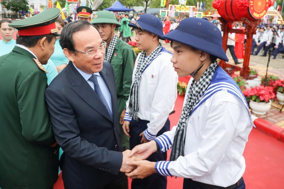 Le membre du Politburo, secrétaire du Comité du Parti de Ho Chi Minh-Ville, Nguyen Van Nen, a rendu visite aux jeunes recrutés dans la Marine. Photo : Le Tien.