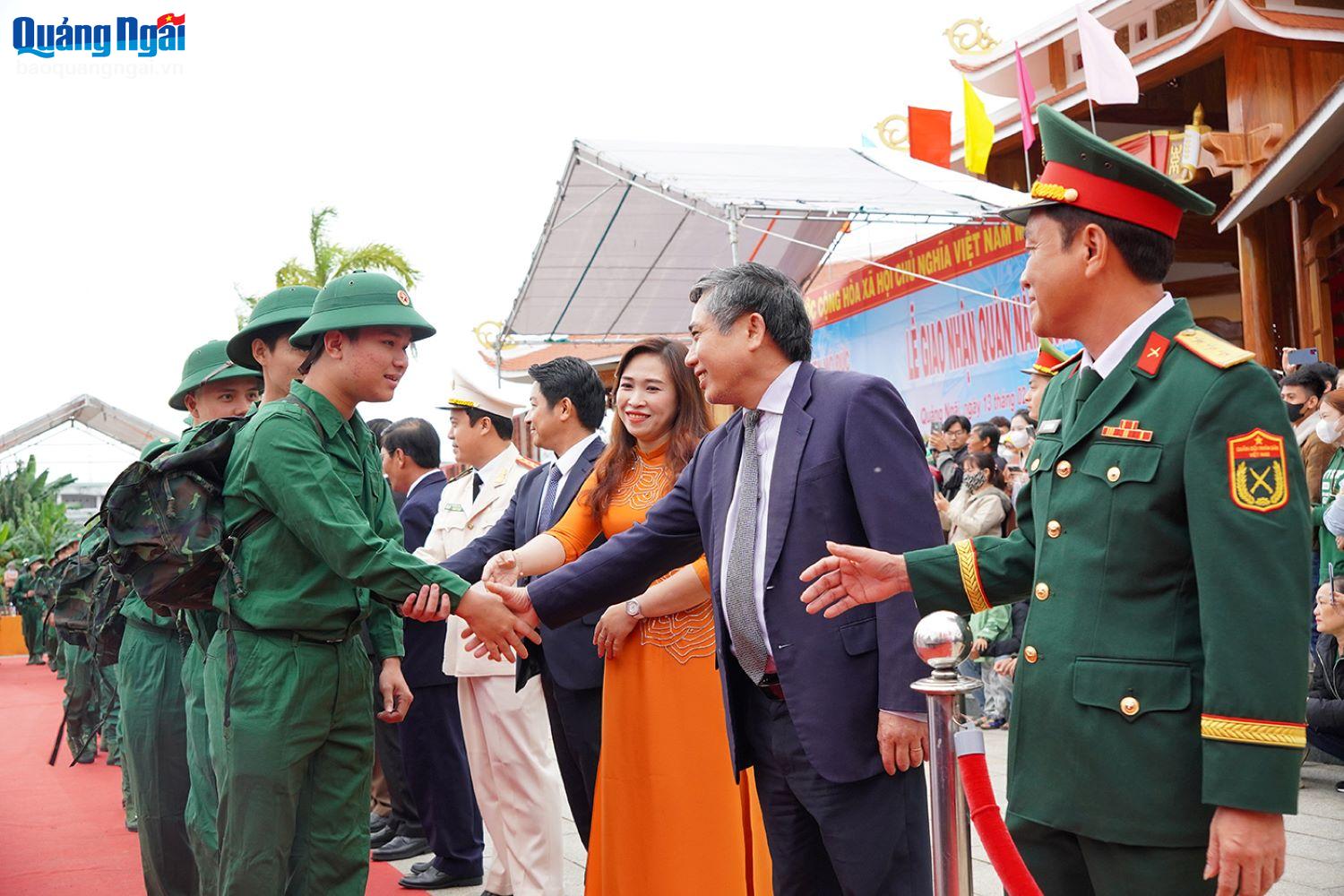 Trưởng ban Tổ chức Tỉnh ủy Lữ Ngọc Bình và lãnh đạo huyện Mộ Đức bắt tay chúc mừng các thanh niên huyện Mộ Đức nhập ngũ năm 2025. Ảnh: B.HÒA