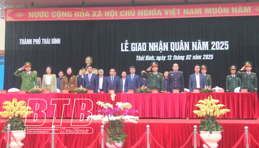 Le camarade Nguyen Tien Thanh, secrétaire adjoint permanent du Comité provincial du Parti, président du Conseil populaire provincial, a assisté à la cérémonie d'enrôlement militaire de 2025 dans la ville de Thai Binh.