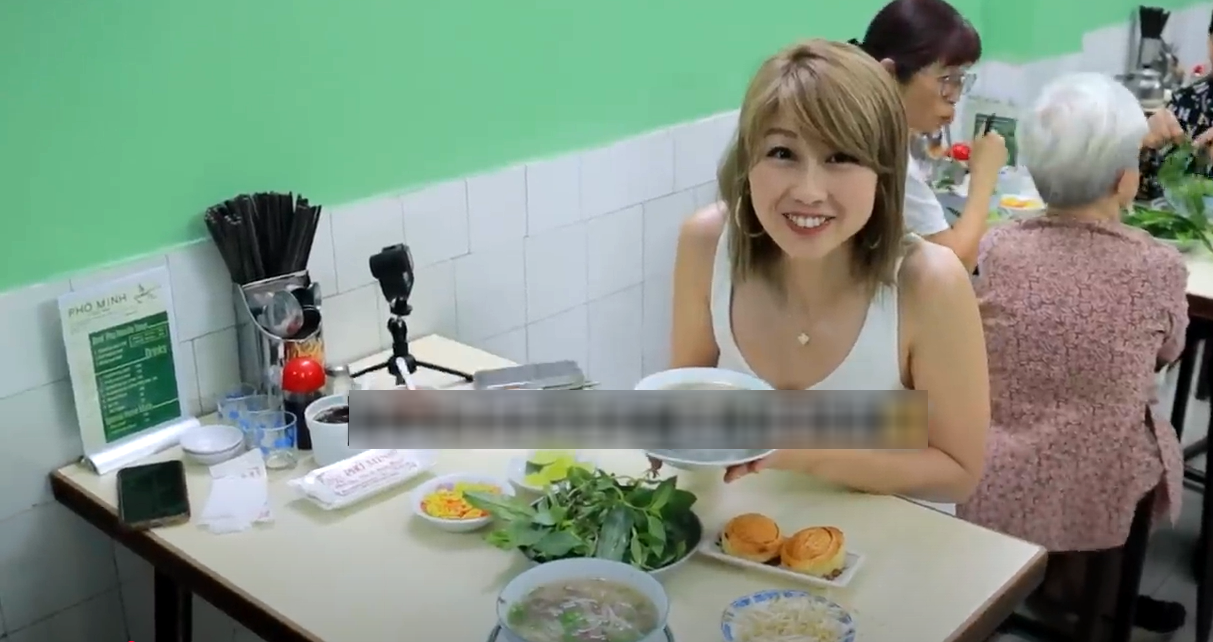 Des touristes japonais goûtent au pho dans un restaurant vieux de 80 ans à HCMV et dévorent le bouillon tellement il est délicieux