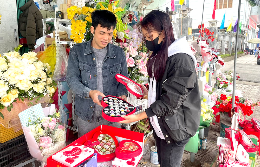 Lebhafter Geschenkemarkt zum Valentinstag