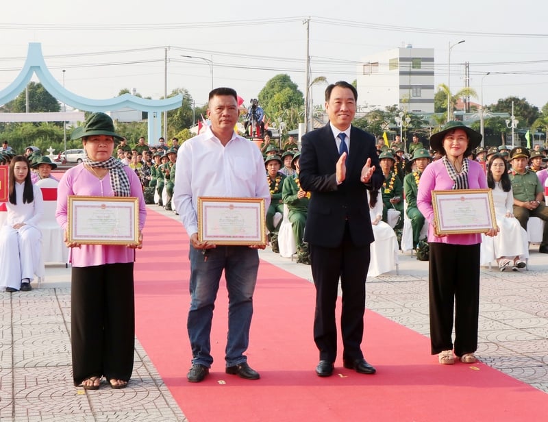 Le camarade Lu Quang Ngoi a décerné des certificats de mérite aux familles exemplaires dans le travail de sélection et d'appel des citoyens à rejoindre l'armée dans le district de Binh Tan.