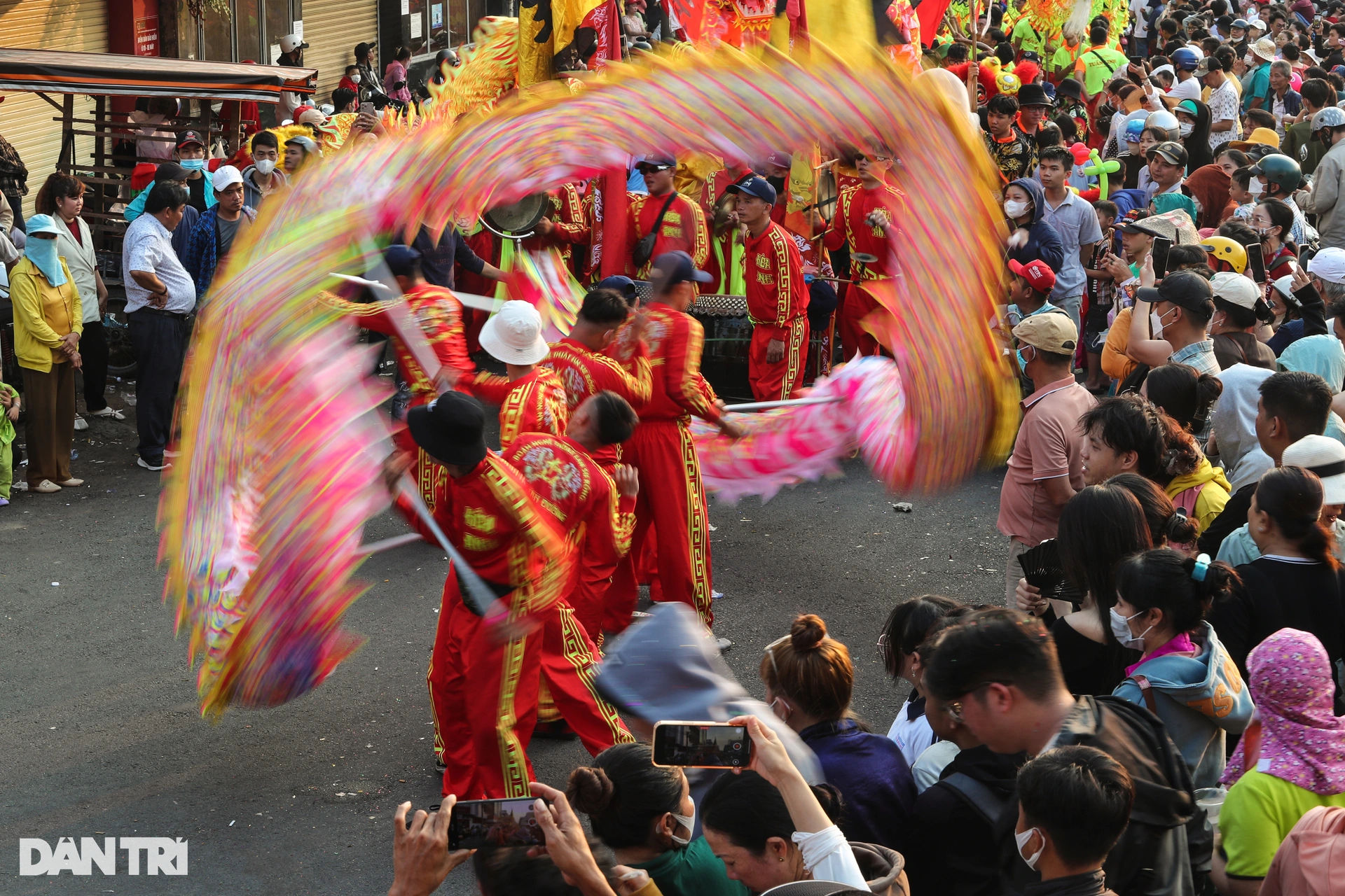 Miles de personas participan en el festival de la pagoda Ba Binh Duong