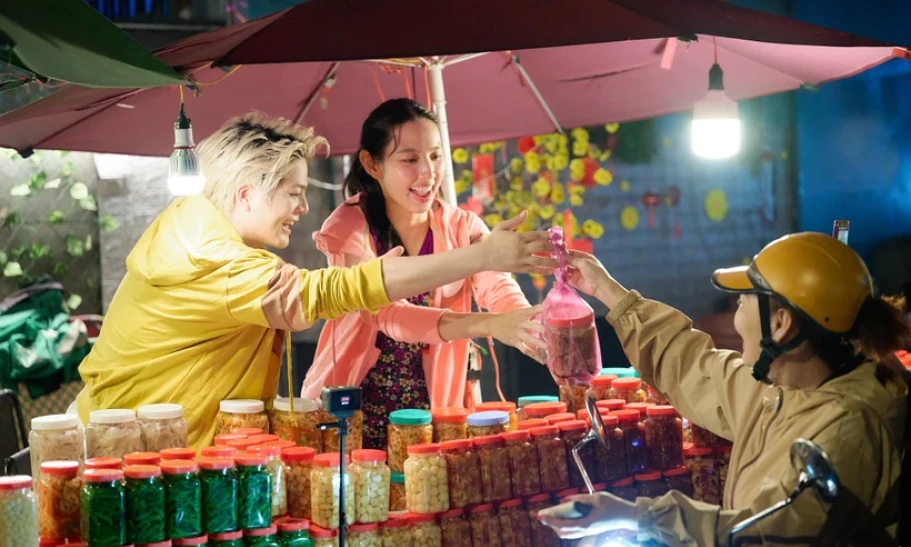 Miss Thuy Tien and RHYDER go sell pickled onions together in "Dark Swing"