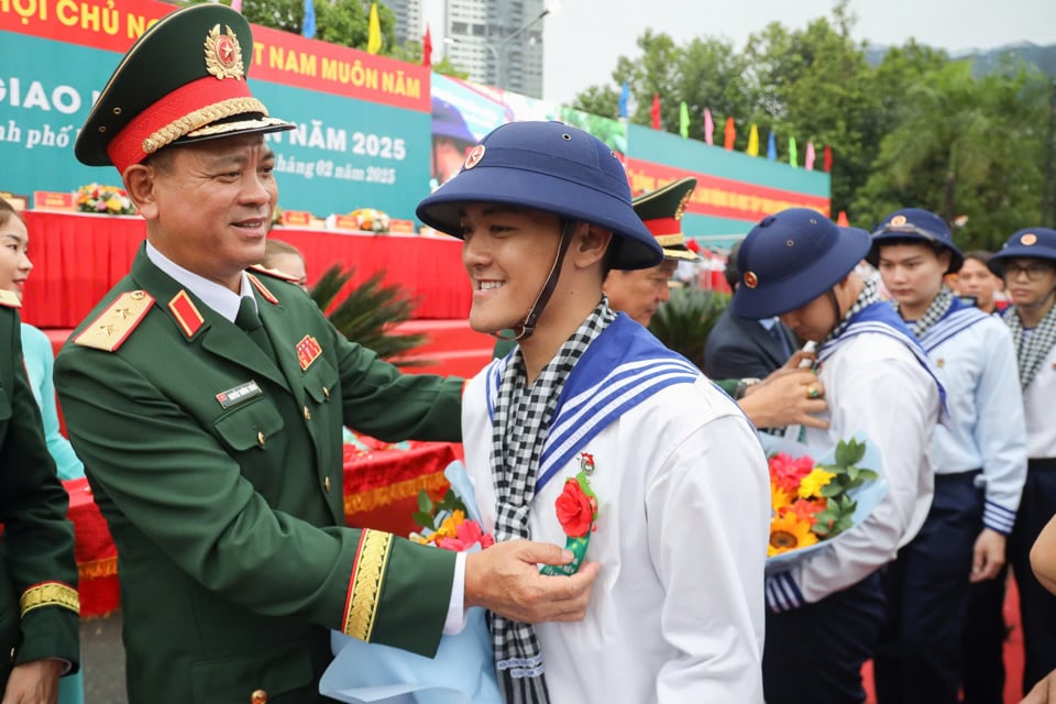 Trung tướng Nguyễn Trường Thắng - Ủy viên Trung ương Đảng, Tư lệnh Quân khu 7 động viên thanh niên trúng tuyển vào Quân chủng Hải quân. Ảnh: Lê Tiến.