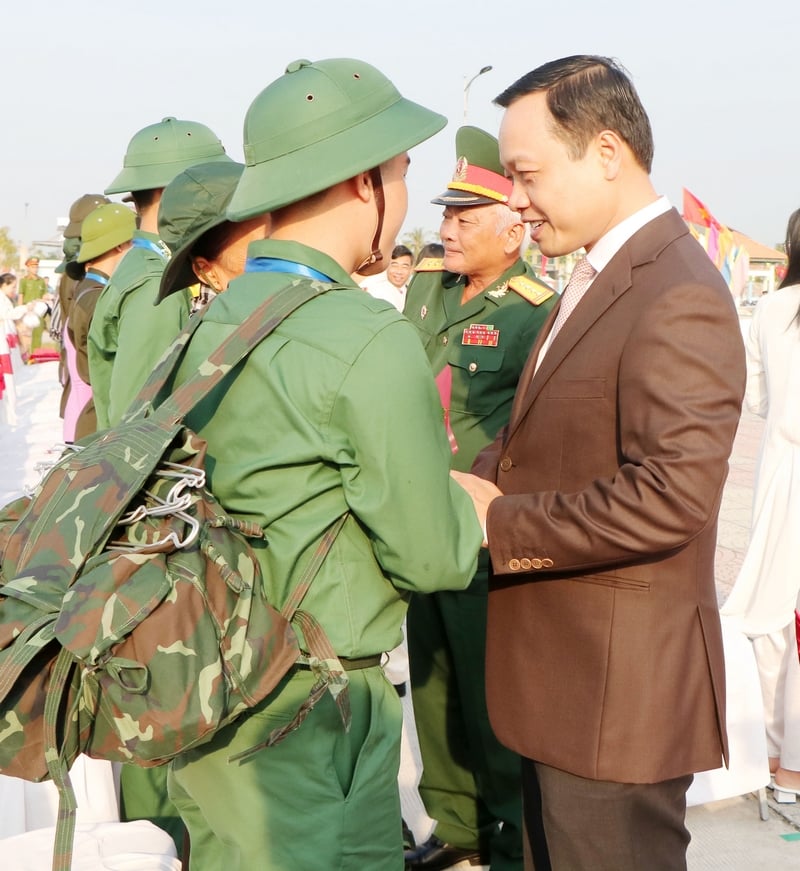 Le camarade Tran Tien Dung, secrétaire du Comité provincial du Parti de Vinh Long, a encouragé les jeunes à rejoindre l'armée.