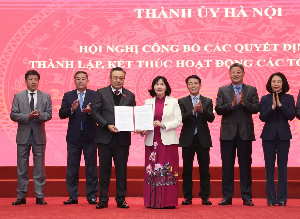 Secretary of Hanoi Party Committee Bui Thi Minh Hoai presents the decision to establish the Hanoi People's Committee Party Committee