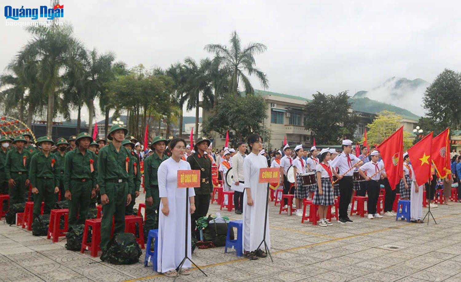 Các tân binh huyện Minh Long tại lễ giao nhận quân. Ảnh: TR.PHƯƠNG.