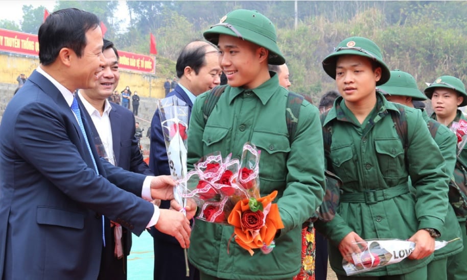 Ông Nguyễn Văn Toàn, Phó Chủ tịch Thường trực UBND tỉnh Hòa Bình tặng hoa, động viên tân binh huyện Đà Bắc.