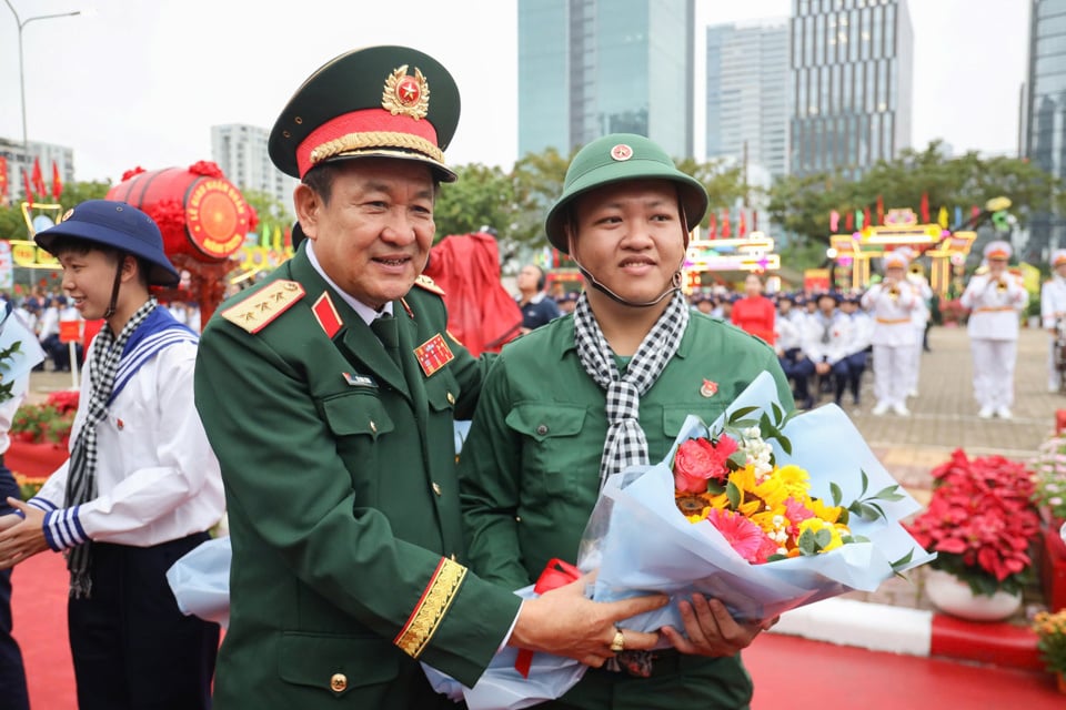 Oberleutnant Vo Minh Luong – Mitglied des Zentralkomitees der Partei, Mitglied der Zentralen Militärkommission, stellvertretender Verteidigungsminister – überreichte jungen Menschen, die zum Militärdienst ausscheiden, Blumen. Foto: Le Tien.