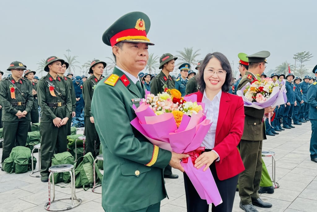 La camarada Trinh Thi Minh Thanh, subsecretaria permanente del Comité Provincial del Partido y presidenta del Consejo Popular Provincial, entregó flores para felicitar a la unidad que recibió a los soldados.