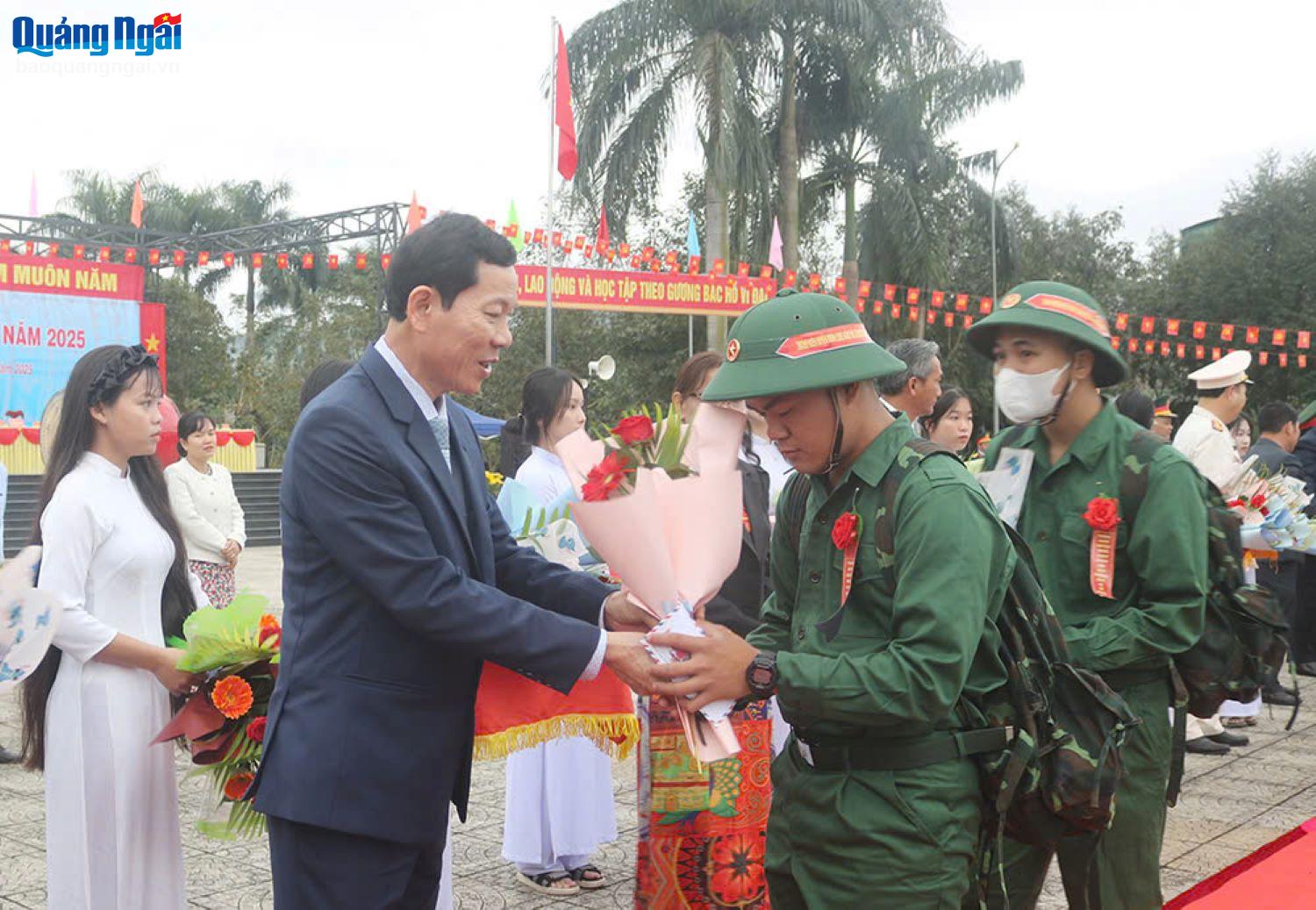 Trưởng ban Tuyên giáo và Dân vận Tỉnh ủy Võ Thanh An tặng hoa, động viên các tân binh huyện Minh Long lên đường nhập ngũ. Ảnh: TR.PHƯƠNG.