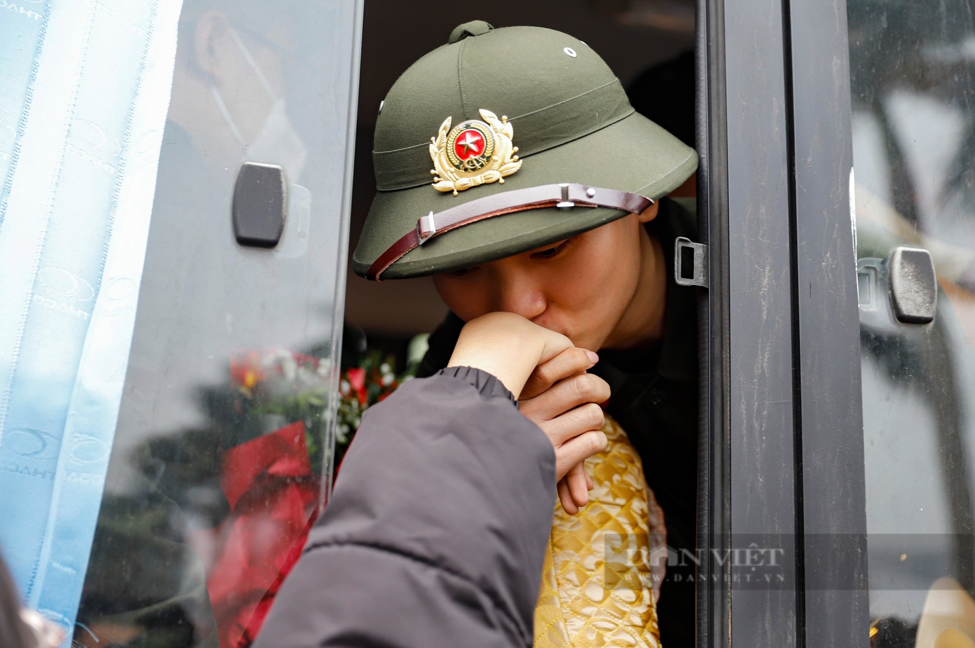 Tân binh xoa tóc, hôn đắm đuối tay bạn gái trong ngày tòng quân tại Hà Nội- Ảnh 8.