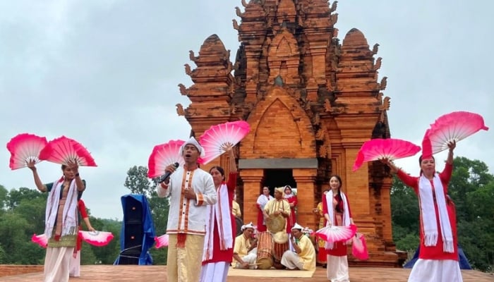 Les membres des ethnies ethniques profitent du festival du printemps au village culturel