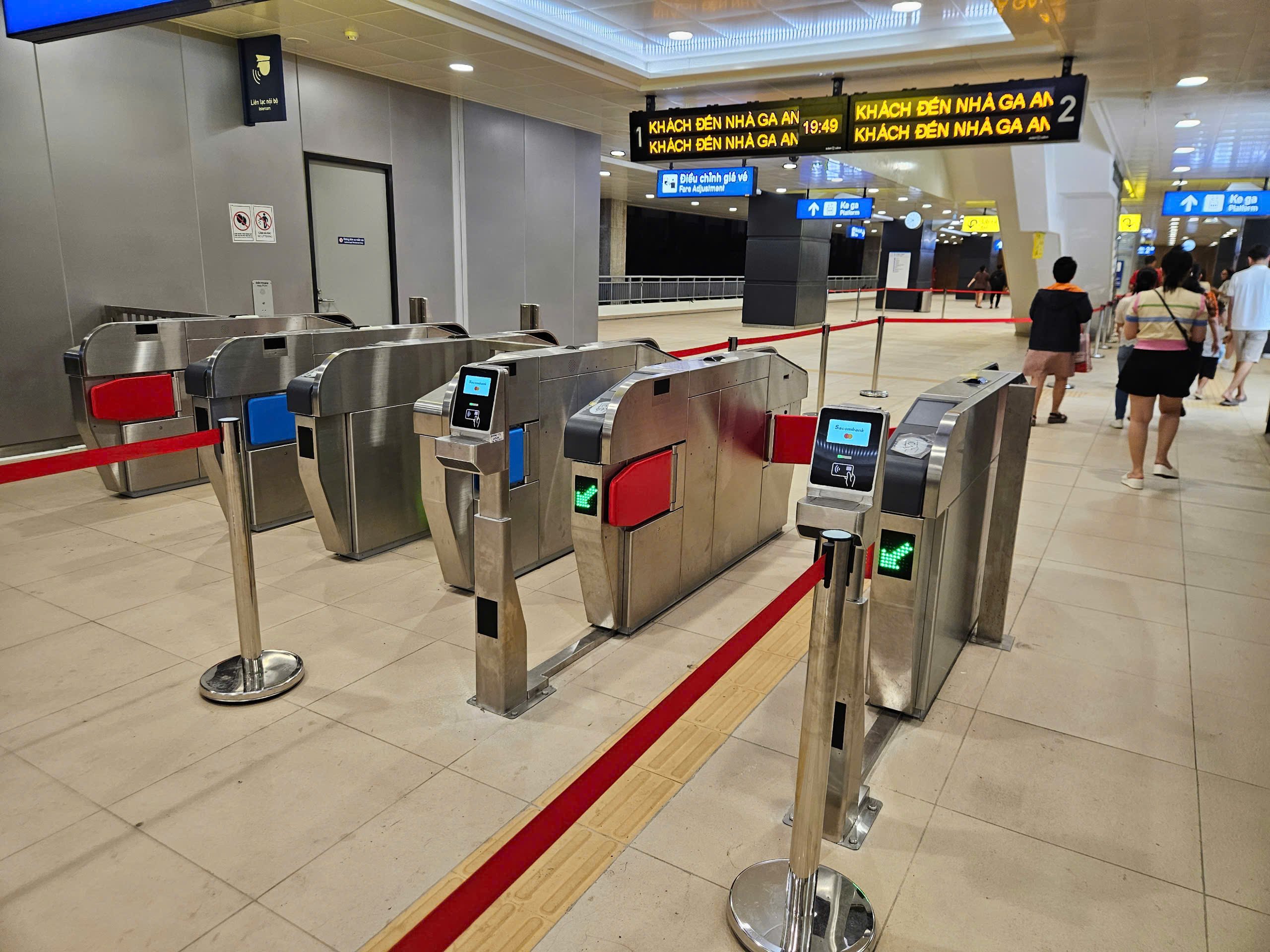 TP HCM: Người dân đã có thể dùng thẻ ATM để đi metro số 1- Ảnh 1.