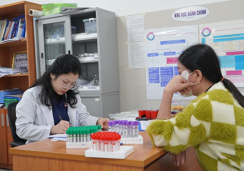 Après les vacances du Têt, le Département de biochimie-hématologie-transfusion sanguine s'occupe de réguler l'approvisionnement en sang pour les activités d'urgence et de traitement.