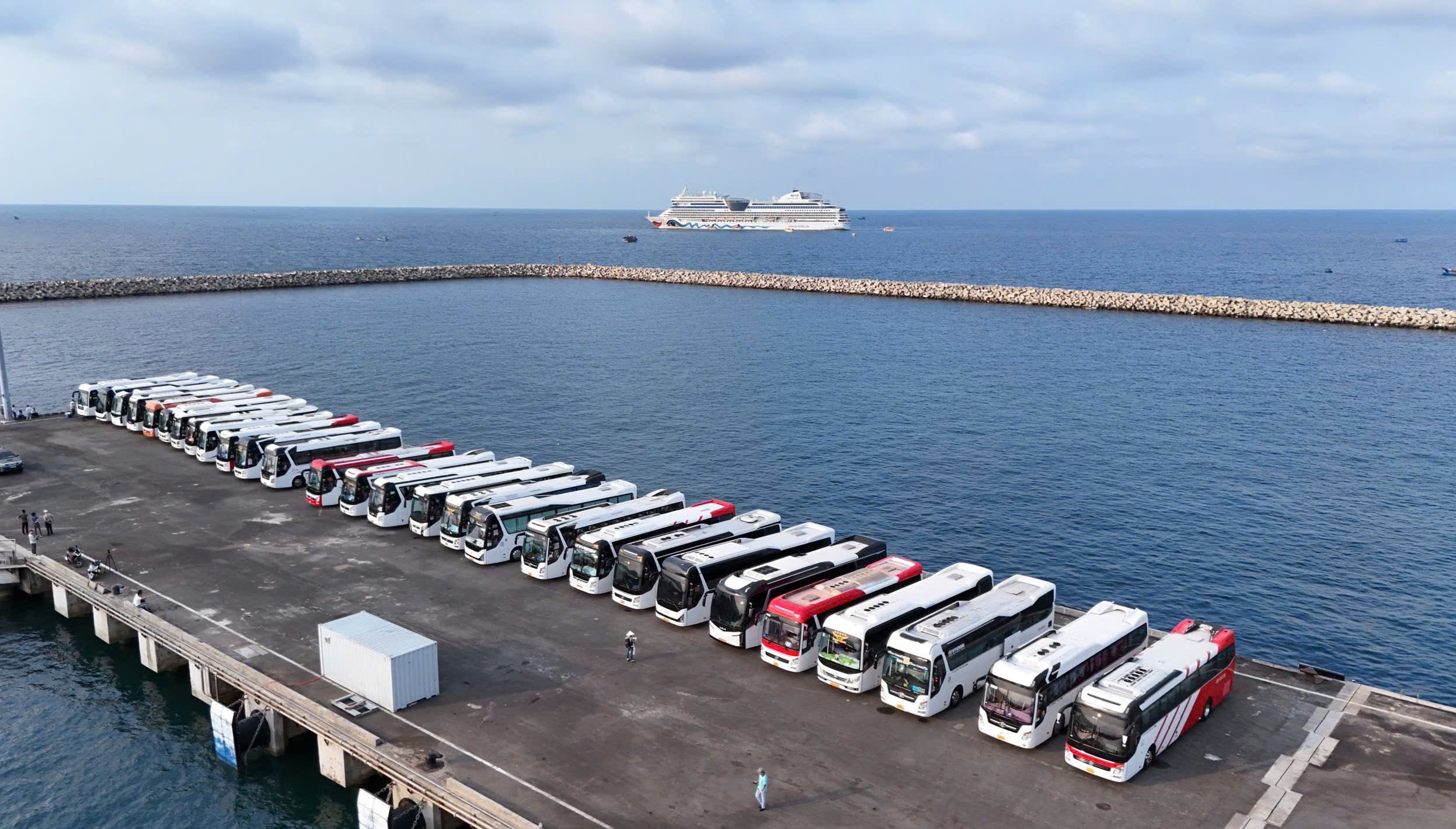 Un navire de croisière international amène 2 100 touristes à Phu Quoc le jour de la Saint-Valentin - Photo 2.