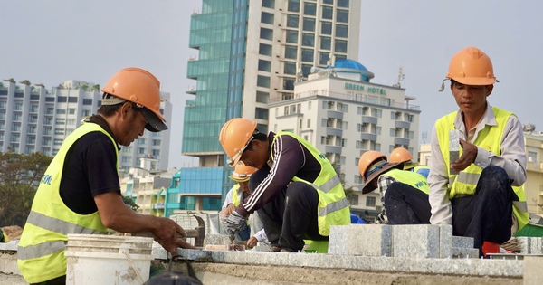 Fast 1.000 zusätzliche Mitarbeiter und Maschinen arbeiten hart daran, die Renovierung der Thuy Van Bai Sau Straße zu beschleunigen