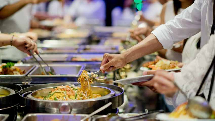 Khách mua 1 suất buffet 120.000 đồng cho 3 người, bị nhà hàng nhắc nhở liền phản ứng: 'Chúng tôi sợ lãng phí đồ ăn' - Ảnh 2.