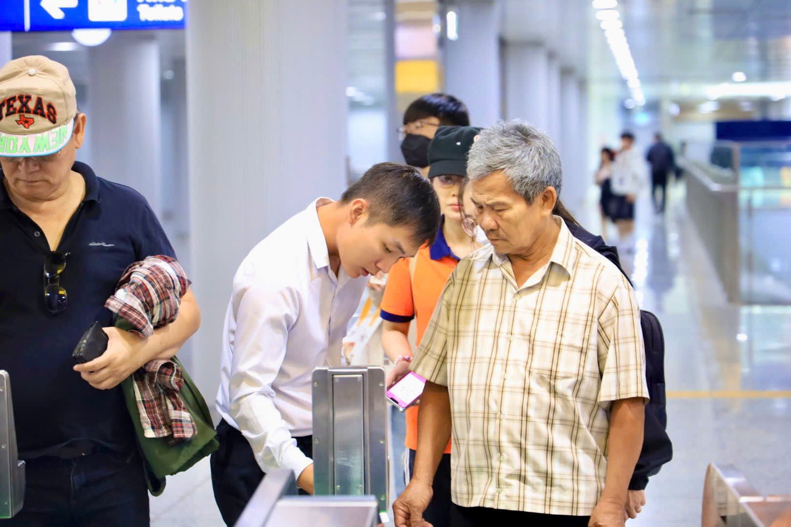 Sắp có vé liên thông metro – xe buýt, đi lại dễ dàng chỉ cần quẹt thẻ- Ảnh 1.