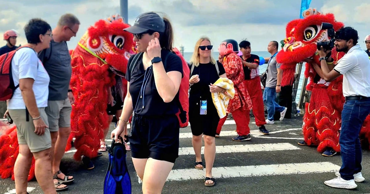 Le navire de croisière international AIDAstella amène plus de 2 000 touristes au port de Phu Quoc