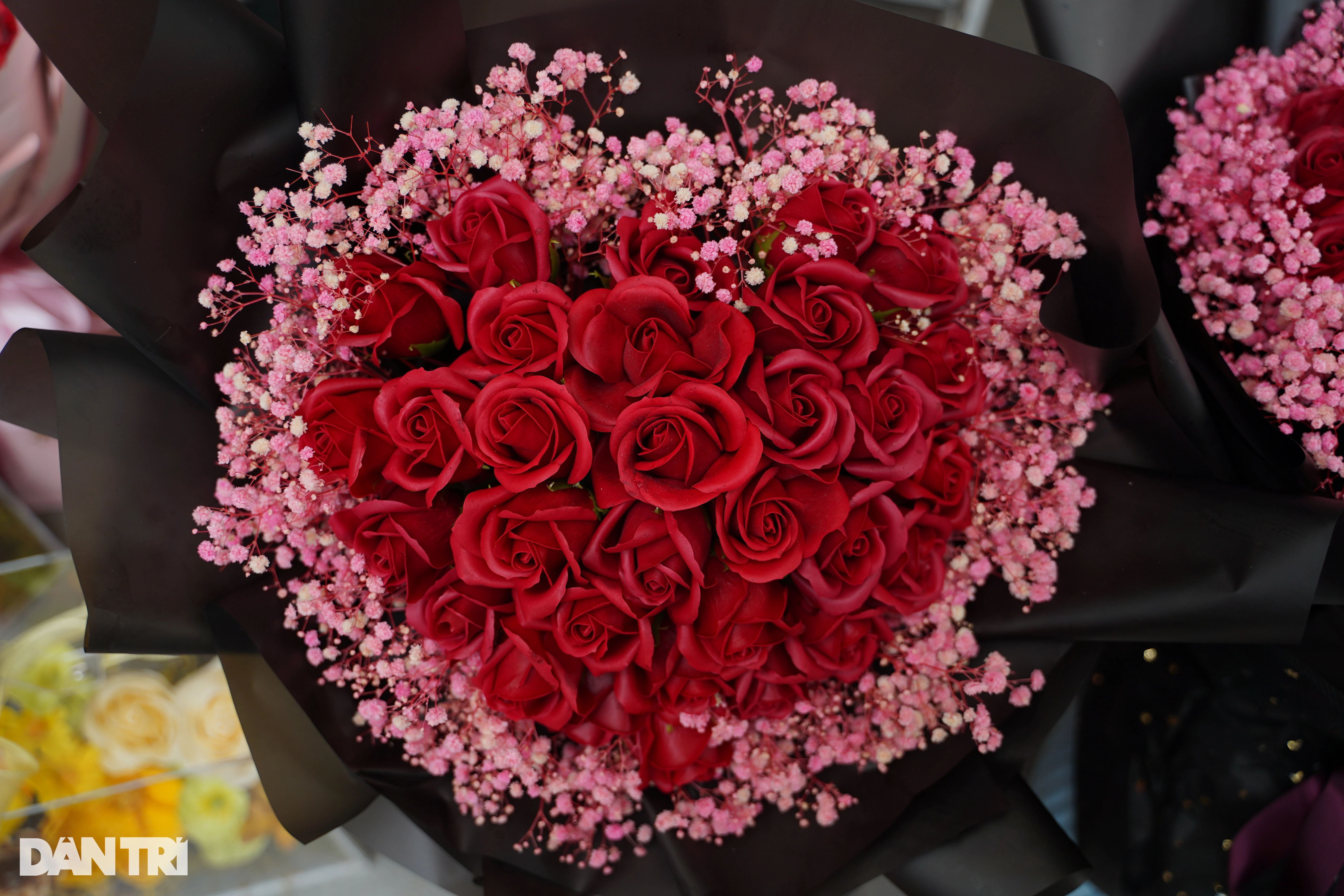 Vorschläge zur Auswahl von Valentinstagsgeschenken auf dem größten Markt für frische Blumen in Ho-Chi-Minh-Stadt