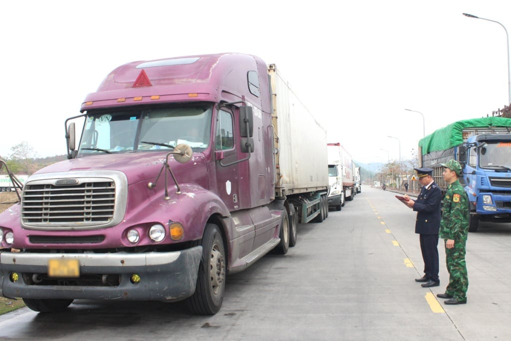 Vehicles exporting goods through the temporary pontoon bridge opening at Km3+4 Hai Yen, Mong Cai City on February 5. Photo: Mong Cai Electronic Information Portal