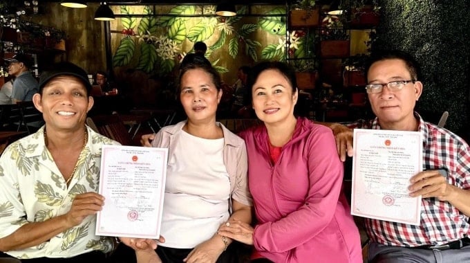 HHen Nie's parents (left) and Tuan Khoi's parents sent their blessings to their two children. Photo: Provided by the character