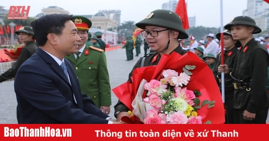 Provincial Party Secretary Nguyen Doan Anh attended the military enlistment ceremony in Thanh Hoa City.