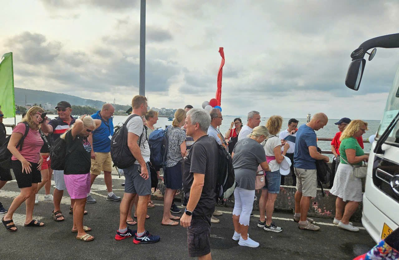 Crucero internacional trae 2.100 turistas a Phu Quoc en el día de San Valentín - Foto 3.